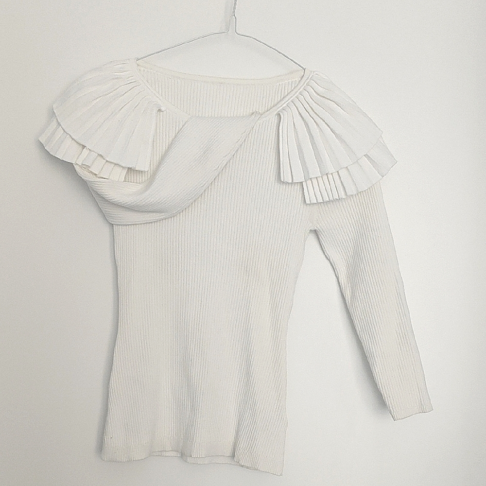Chic White Ribbed Top with Pleated Shoulders